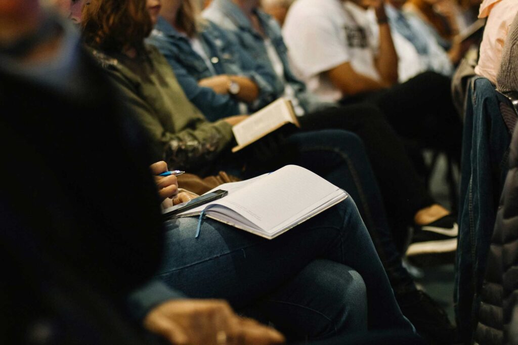 Image of an anonymous audience listening to a lecture.